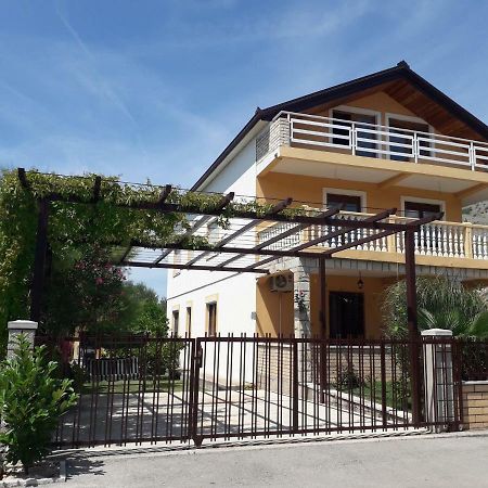 Apartmani Sara Trebin Dış mekan fotoğraf